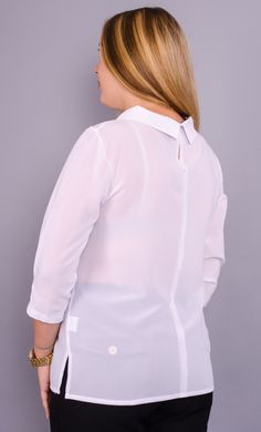 Una camicetta femminile elegante di dimensioni più. Bianco.485130786 485130786 foto